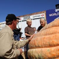 2012 winner Thad Starr with his children and CA state record-breaking pumpkin