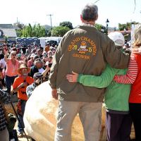 2018 Pumpkin Weigh-Off winner Steve Daletas and family