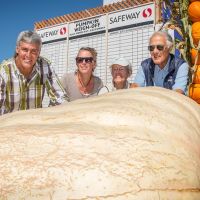 2015 Pumpkin Weigh-Off Winner Steve Daletas, wife Susie and parents