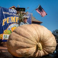 2021 Winner Jeff Uhlmeyer with 2,191 lb mega-gourd